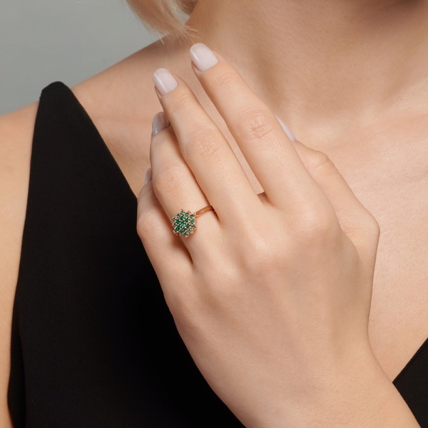 Кольцо из красного золота с гидротермальными изумрудами