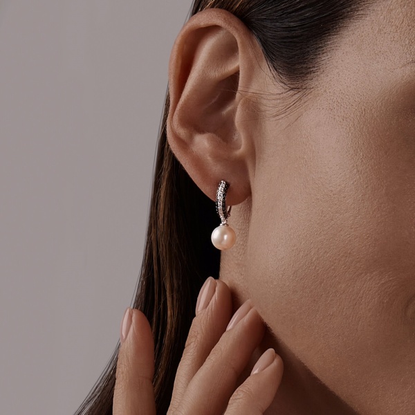 Серьги из белого золота с жемчугом и фианитами