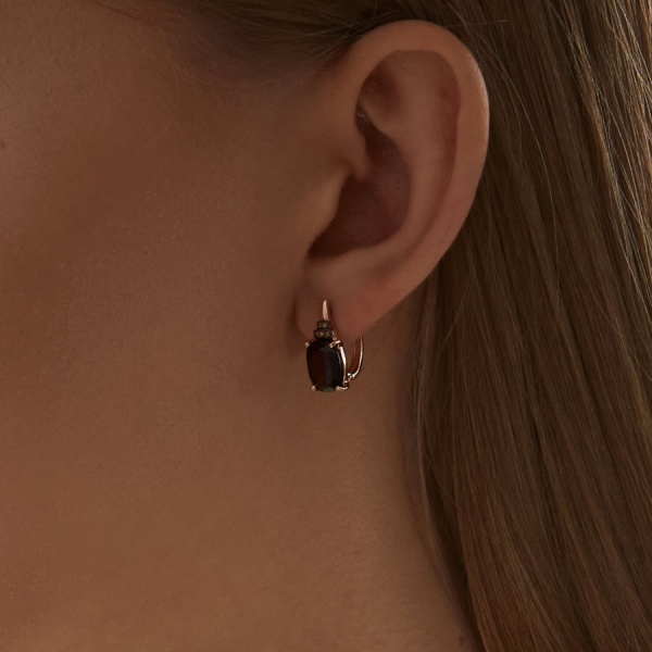 Серьги пусеты из красного золота с гранатами и фианитами