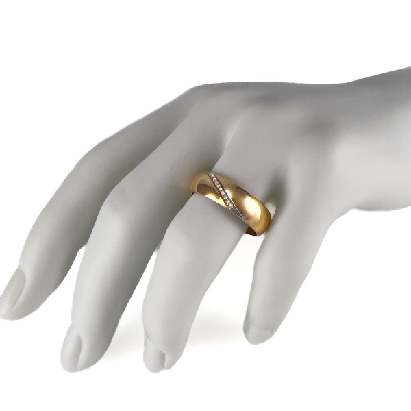 Обручальное кольцо из красного золота с бриллиантами