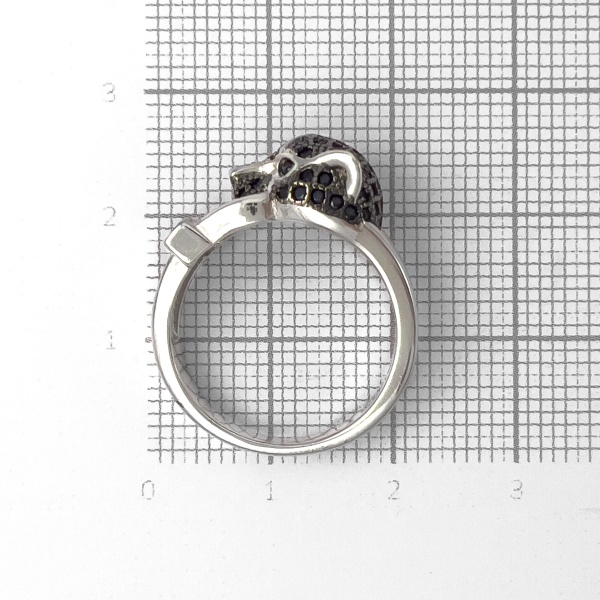 Кольцо из серебра в виде головы пантеры с цирконом