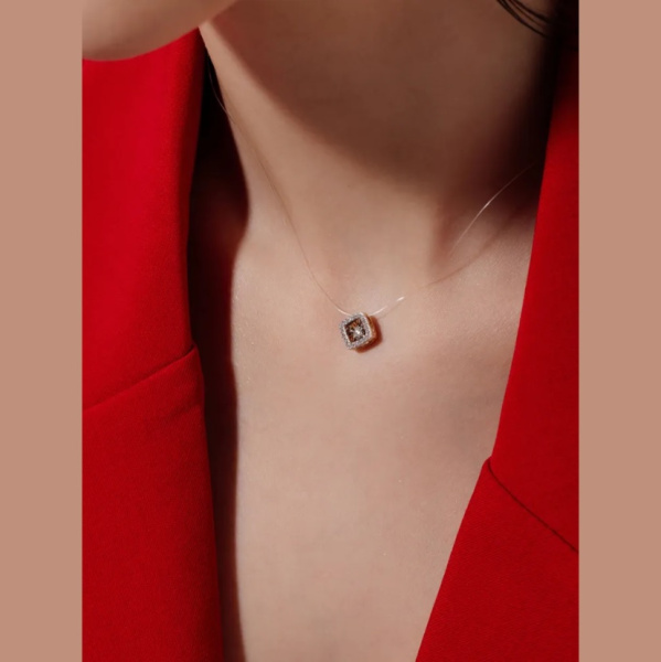 Подвеска из красного золота с бриллиантами