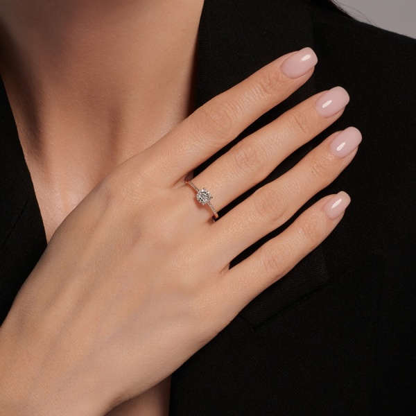 Кольцо из красного золота с бриллиантами