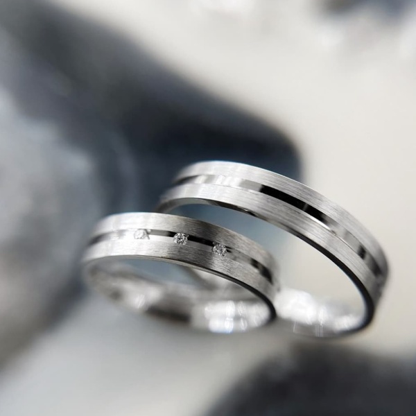 Обручальное кольцо из белого золота