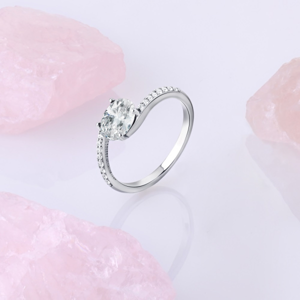 Кольцо из серебра с фианитами