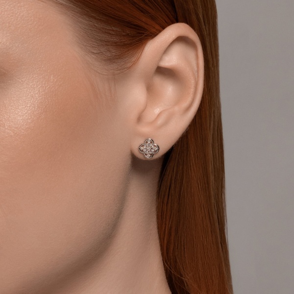 Серьги пусеты из белого золота с бриллиантами