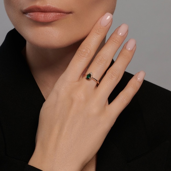 Кольцо из красного золота с гидротермальным изумрудом и бриллиантами