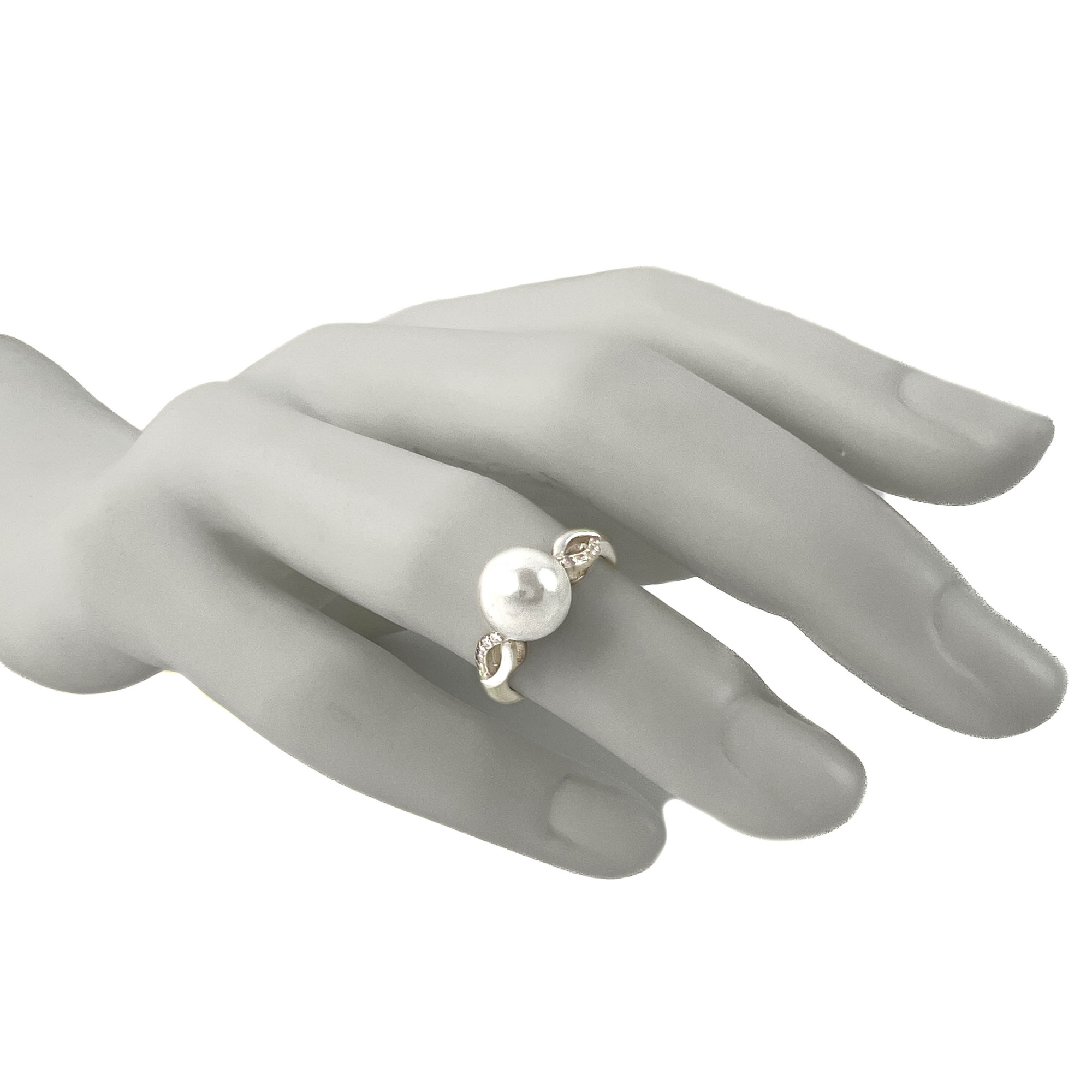 Кольцо из серебра с жемчугом и цирконами