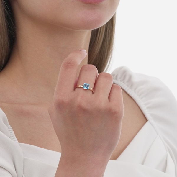 Кольцо из красного золота с топазом