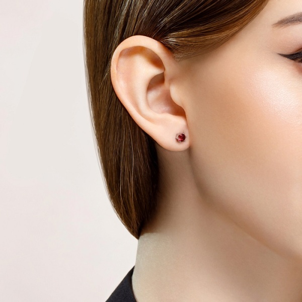 Серьги пусеты из серебра с корундами