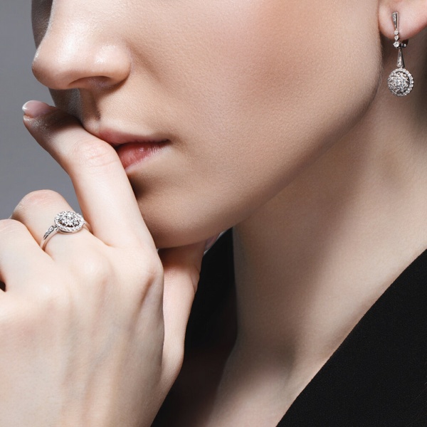 Серьги из белого золота с бриллиантами