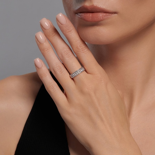 Кольцо из белого золота с фианитами