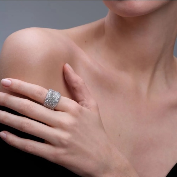 Кольцо из серебра с фианитами