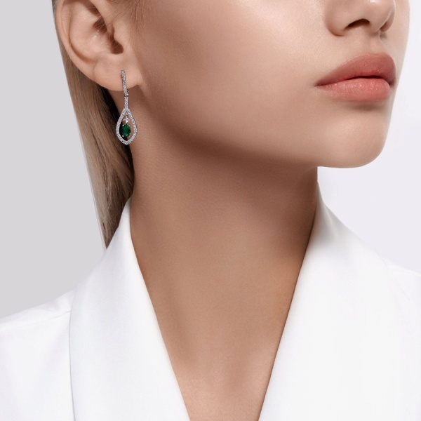 Серьги из белого золота с гидротермальными изумрудами и фианитами