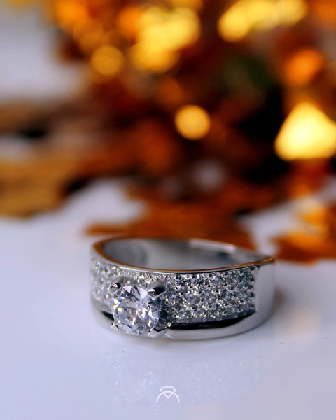 Кольцо из белого золота с фианитами