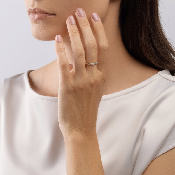 Кольцо из желтого золота с дорожкой из бриллиантов