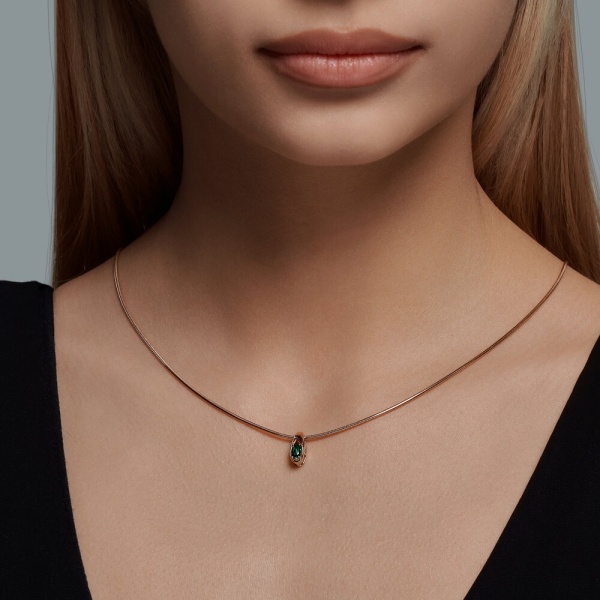 Подвеска из красного золота с гидротермальным изумрудом