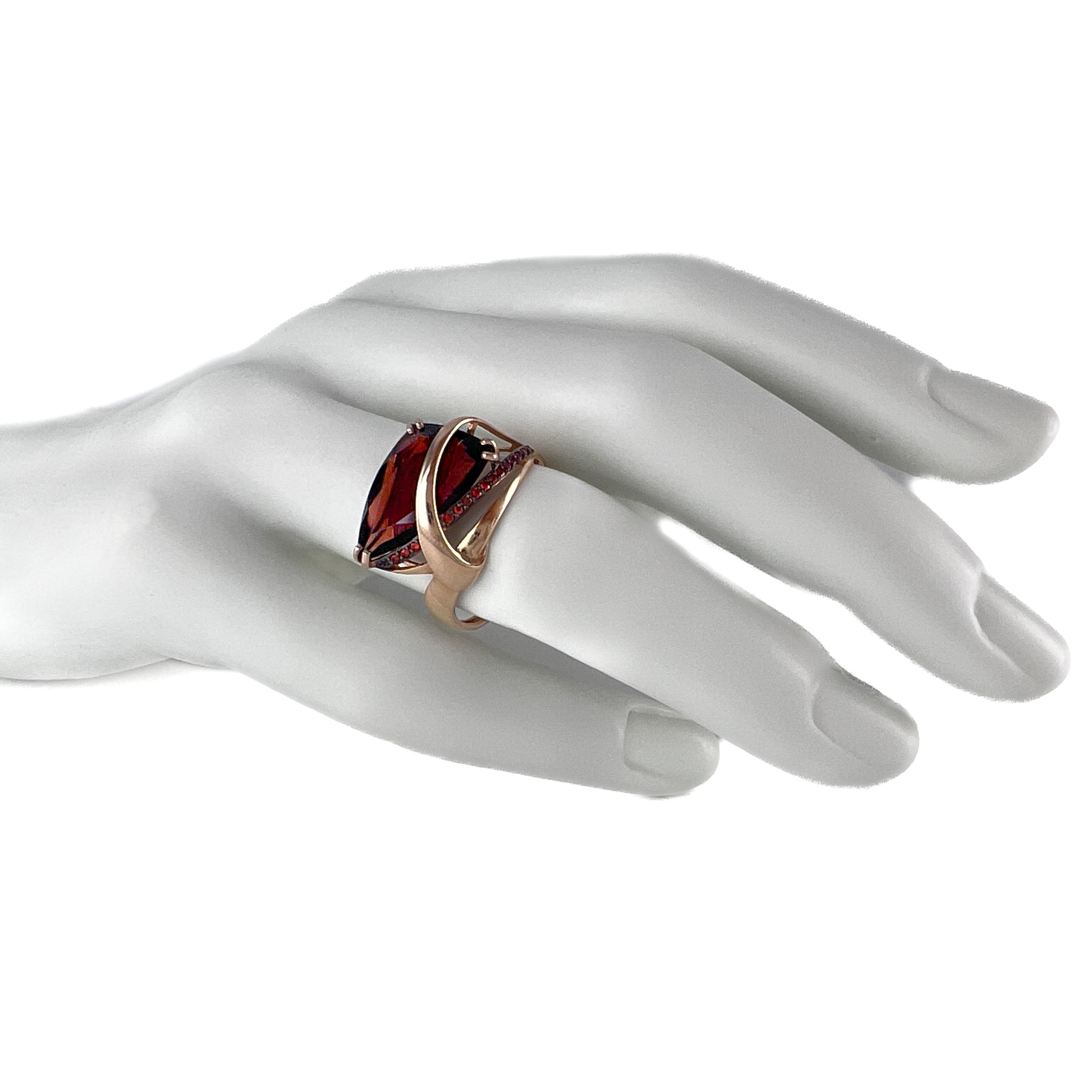 Кольцо из золота с гранатом и фианитами