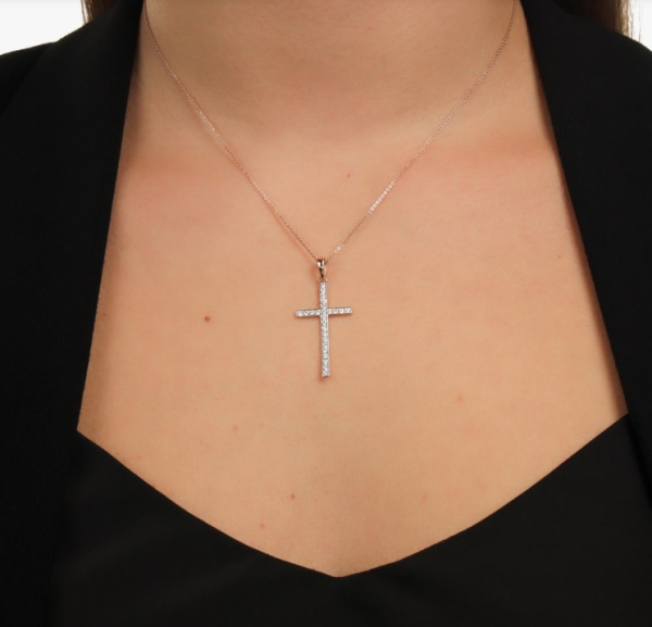 Декоративный крестик из красного золота с бриллиантами