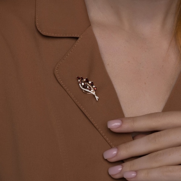 Брошь из красного золота с гранатами и фианитами «Веточка»