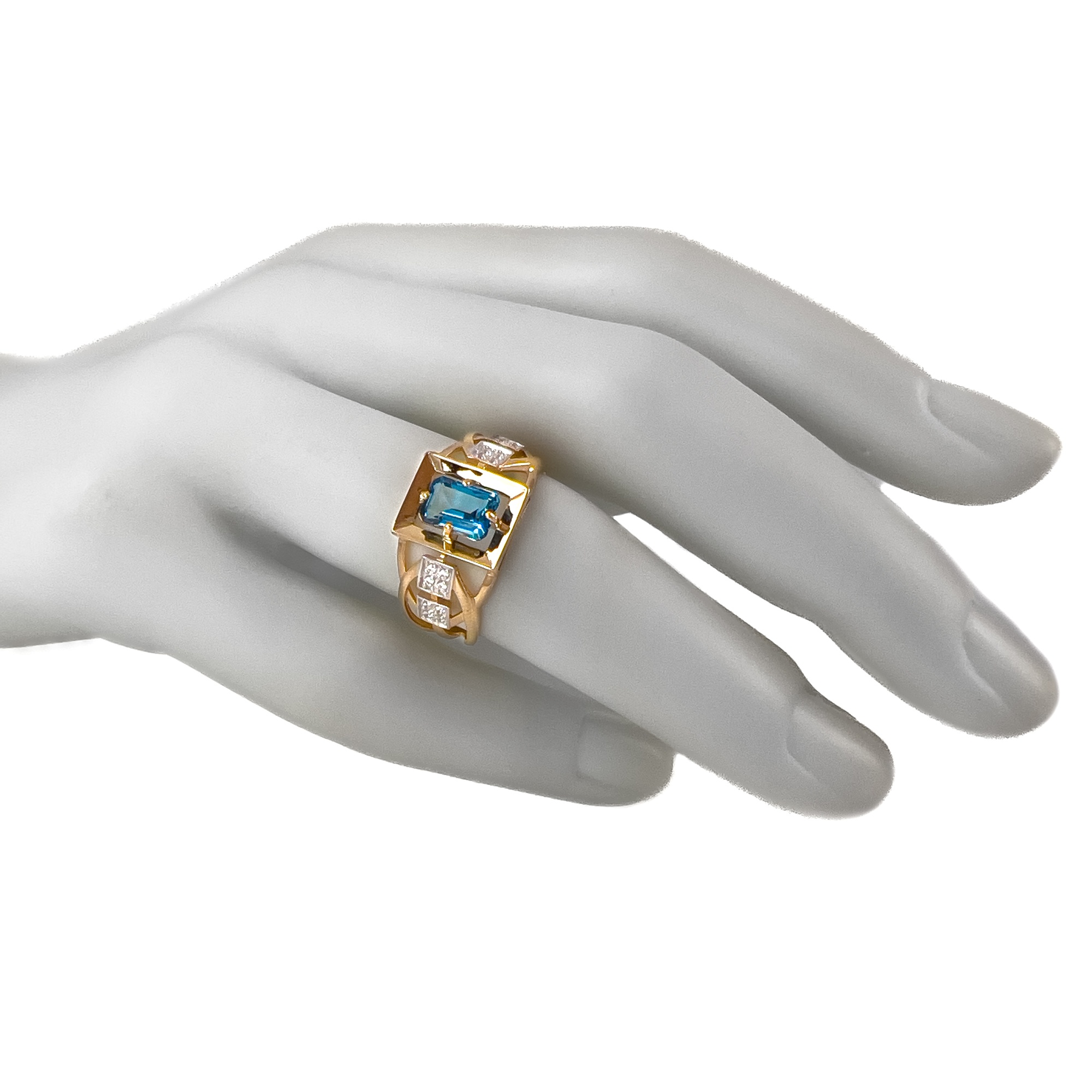 Кольцо из золота с топазом Лондон и фианитами