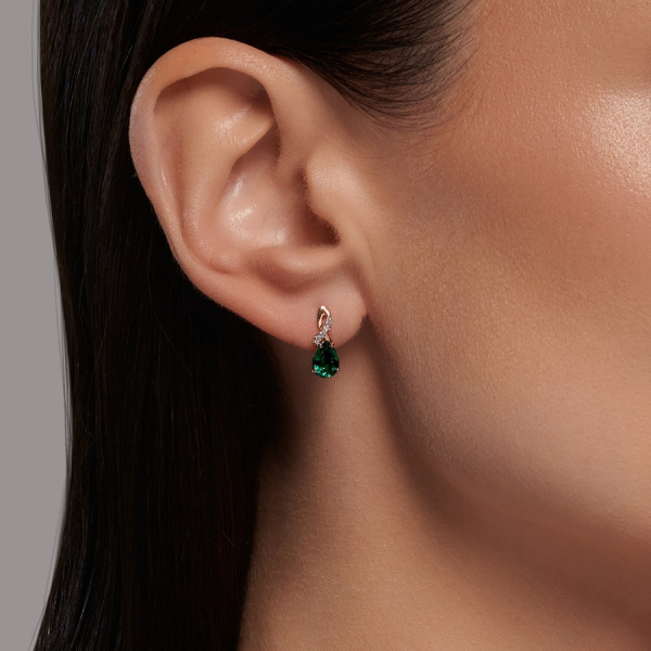 Серьги из красного золота с гидротермальными изумрудами и фианитами