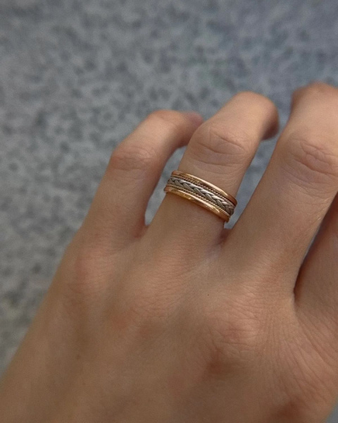 Обручальное кольцо из комбинированного золота с алмазной гранью