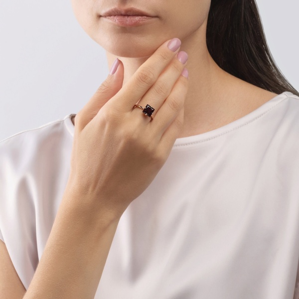 Кольцо из красного золота с гранатом