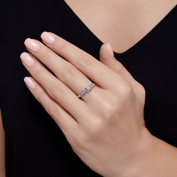 Кольцо из белого золота с бриллиантами