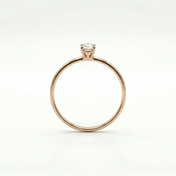 Кольцо из красного золота с бриллиантом