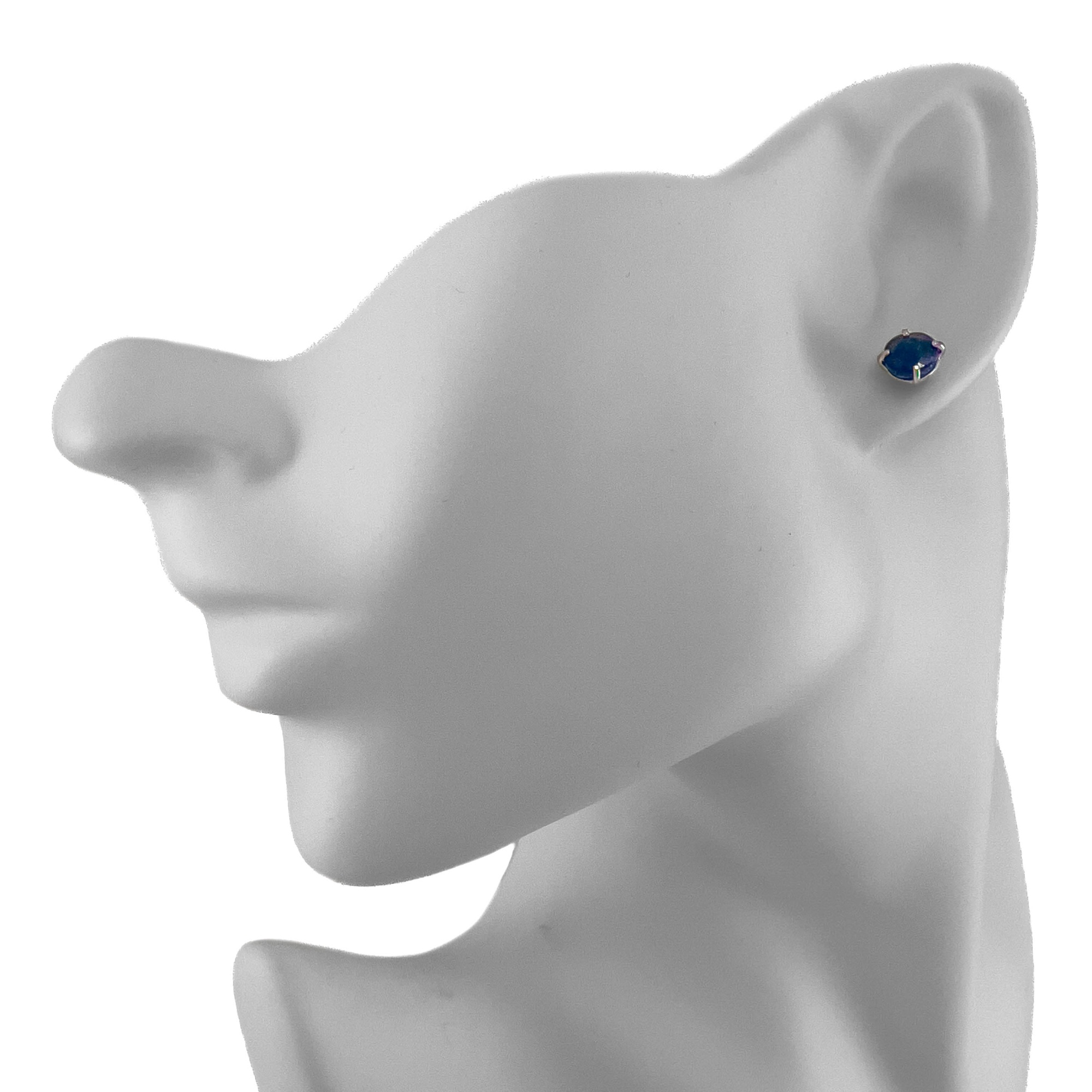 Серьги пусеты из серебра с сапфиром