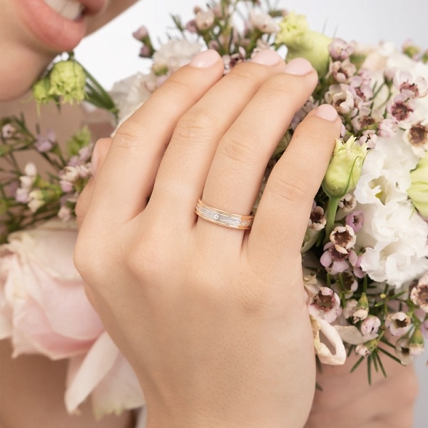 Обручальное кольцо из комбинированного золота с фианитом