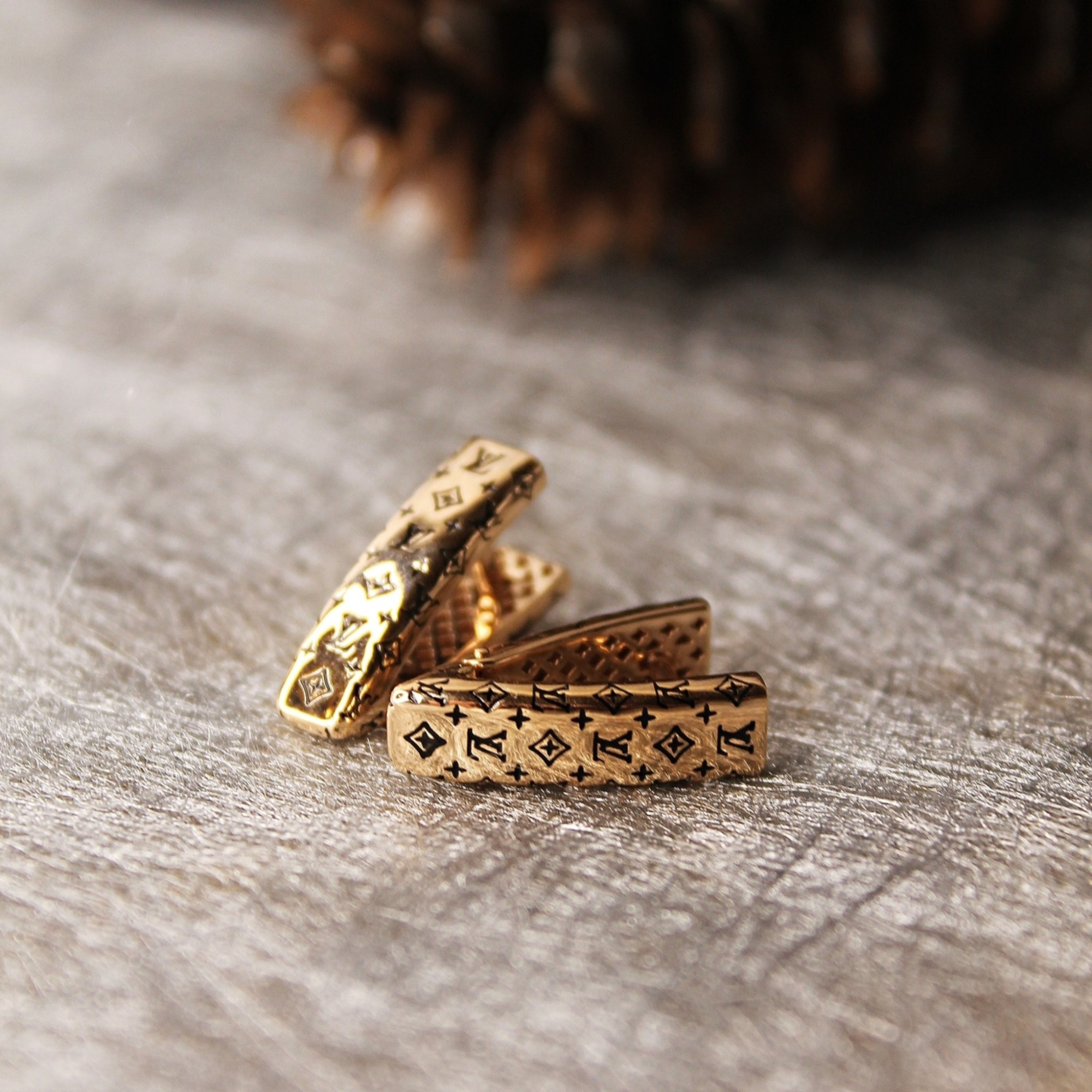 Серьги из желтого золота с эмалью