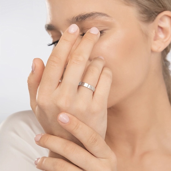 Обручальное кольцо из белого золота