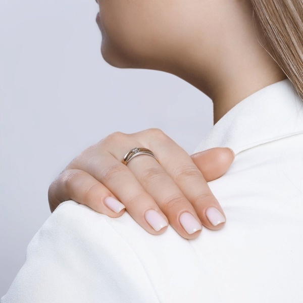 Кольцо из золота с бриллиантом