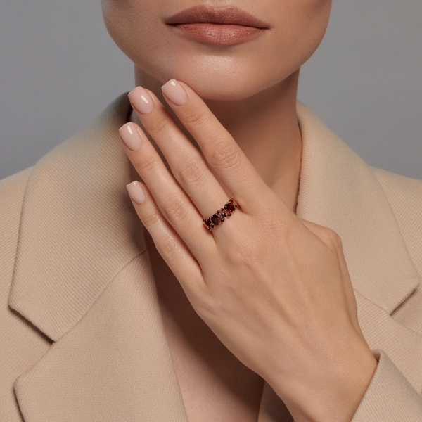 Кольцо из красного золота с гранатами