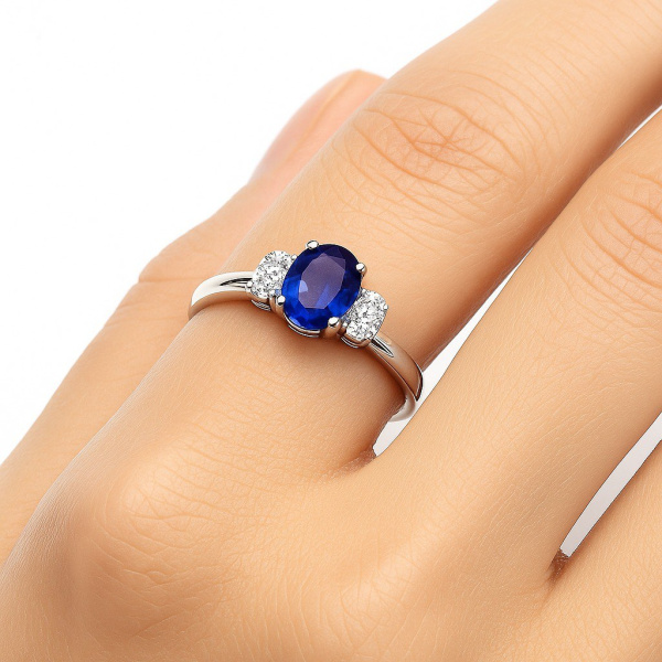 Кольцо из серебра с сапфиром и бриллиантами