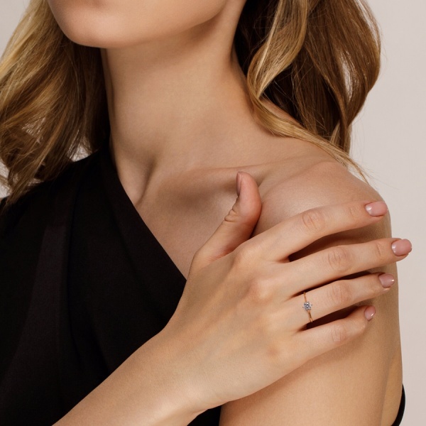 Кольцо из красного золота с фианитом