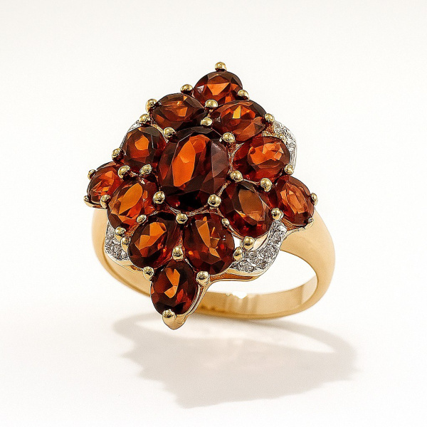 Кольцо из красного золота с гранатами и бриллиантами