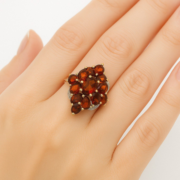 Кольцо из красного золота с гранатами и бриллиантами