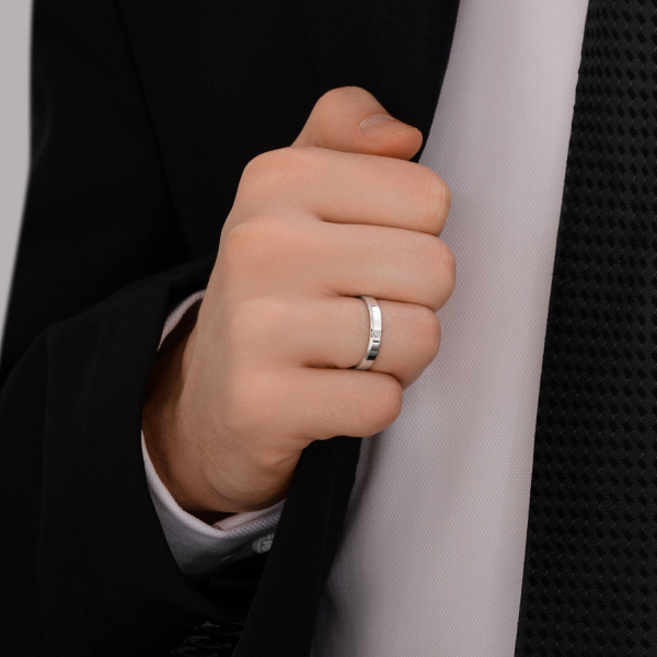 Обручальное кольцо из белого золота