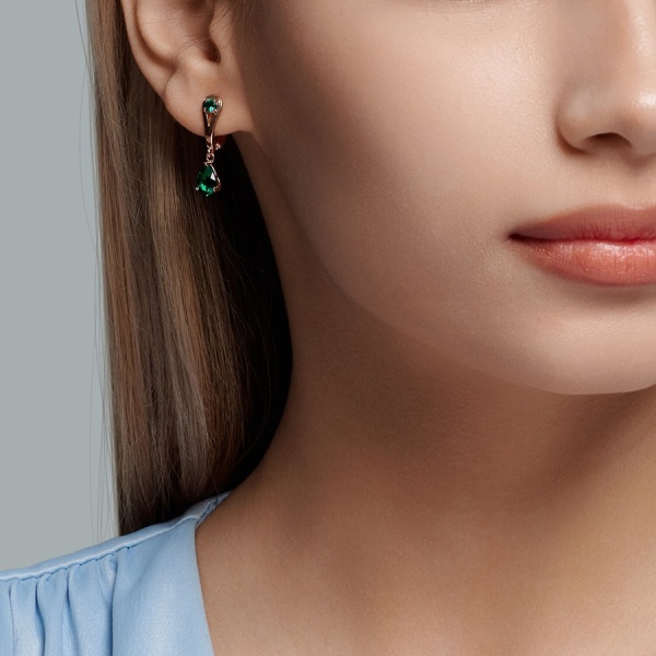 Серьги из красного золота с гидротермальными изумрудами