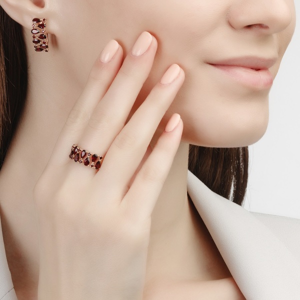 Серьги из красного золота с гранатами