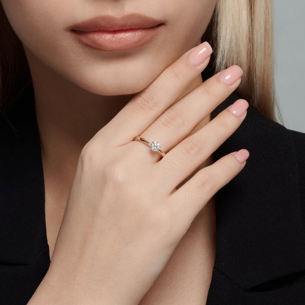 Кольцо из красного золота с выращенным бриллиантом