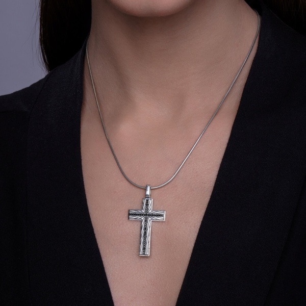 Декоративный крестик из серебра с фианитами