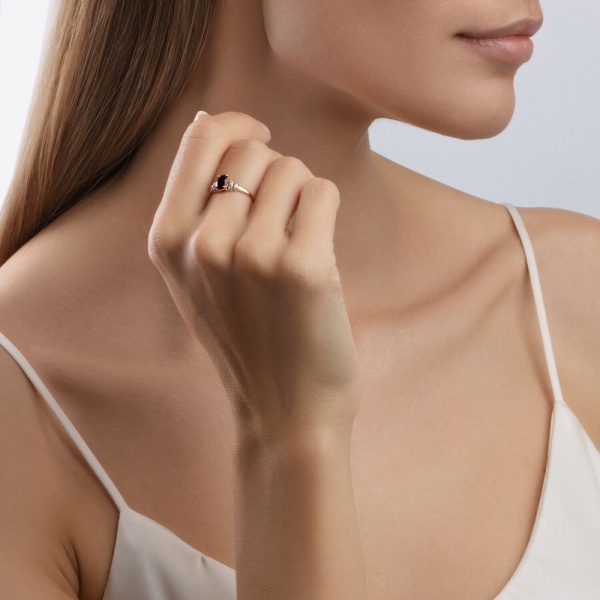 Кольцо из красного золота с гранатом и фианитами